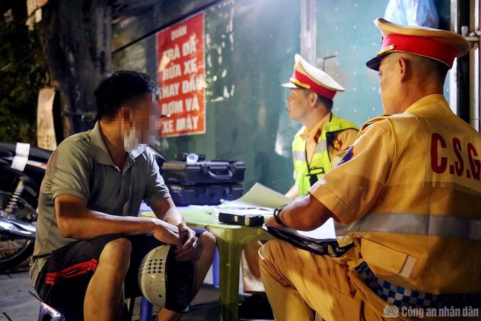Tài xế vi phạm làm việc với CSGT.