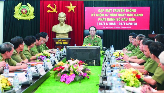  Đại tướng Trần Đại Quang, Ủy viên Bộ Chính trị, Bộ trưởng Bộ Công an thăm và làm việc với Báo CAND, năm 2013. 