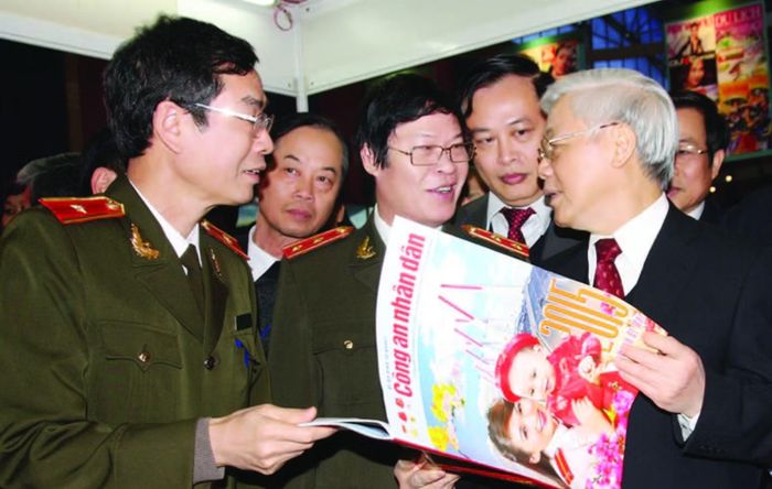 Tổng Bí thư Nguyễn Phú Trọng tham quan gian trưng bày báo chí của lực lượng CAND tại Hội Báo xuân toàn quốc 2015 (ngày 7/2/2015).