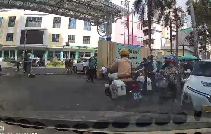 CSGT Đội Tuần tra dẫn đoàn hỗ trợ xe của sản phụ kịp thời đến bệnh viện.