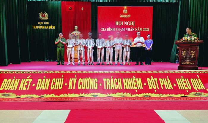 Trao quà tặng 7 phạm nhân có hoàn cảnh khó khăn, ốm đau thường xuyên.