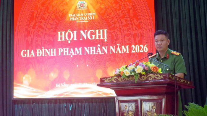 Đại tá Nguyễn Anh Hữu, Giám thị Trại giam An Điềm, phát biểu tại hội nghị.