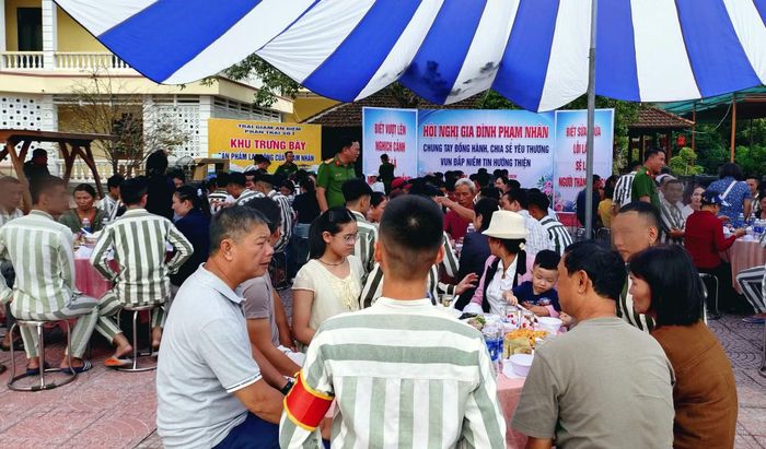 Bữa cơm đoàn viên giữa thân nhân và phạm nhân tại Trại giam An Điềm.