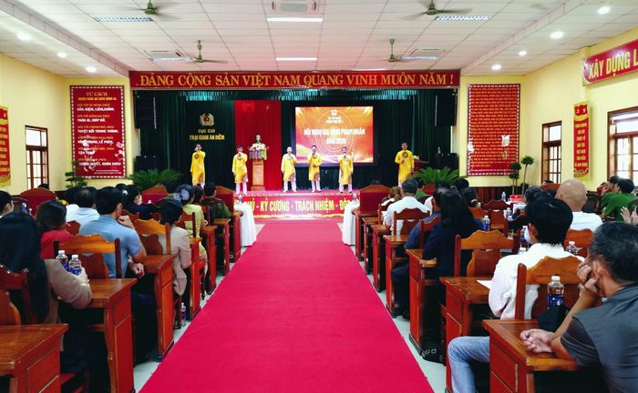 Một tiết mục văn nghệ do các phạm nhân trình bày.