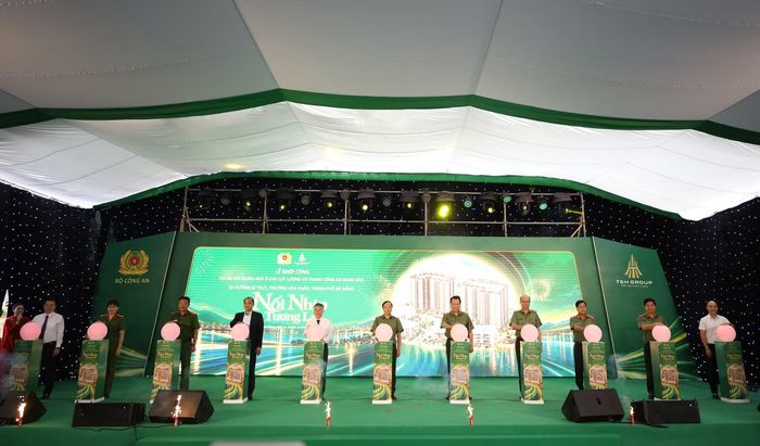Thứ trưởng Đặng Hồng Đức cùng các đại biểu thực hiện nghi thức khởi công dự án nhà ở dành cho lực lượng Công an tại phường Hòa Xuân, TP Đà Nẵng.