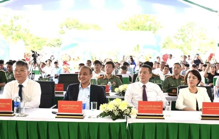 Các đại biểu dự lễ khởi công dự án.