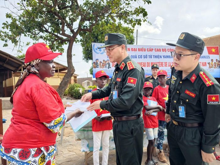  Thứ trưởng Phạm Thế Tùng thăm hỏi, trao các phần quà động viên các em nhỏ tại cơ sở từ thiện YAMBAMBI-MBINGAZO ST CHARLES, Cộng hoà Trung Phi. 