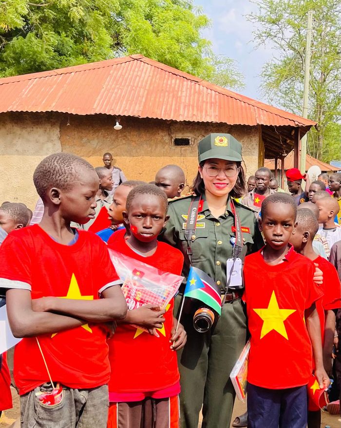  Nhà báo Huyền Châm với các em nhỏ Nam Sudan. 