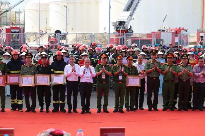 Tặng giấy khen cho các lực lượng tham gia diễn tập