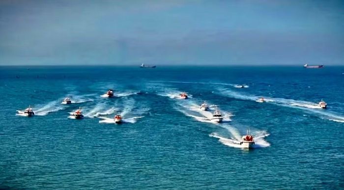 Lực lượng chữa cháy trên biển được huy động đến vị trí