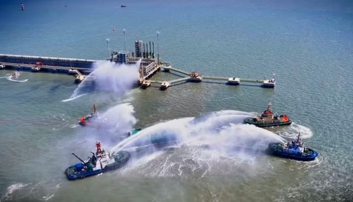 Lực lượng chữa cháy trên biển tích cực phun vòi rồng chữa cháy