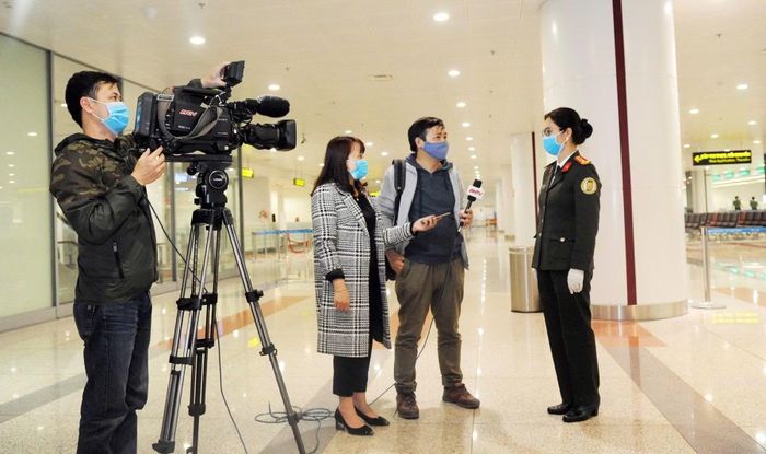  Báo CAND và ANTV tác nghiệp tại Cảng hàng không Nội Bài. 