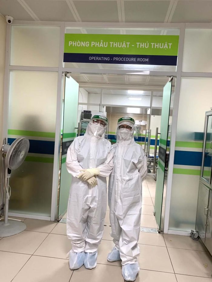  Phóng viên Trần Hằng - bìa trái - tác nghiệp tại Bệnh viện Phụ sản Hà Nội cơ sở 2. 