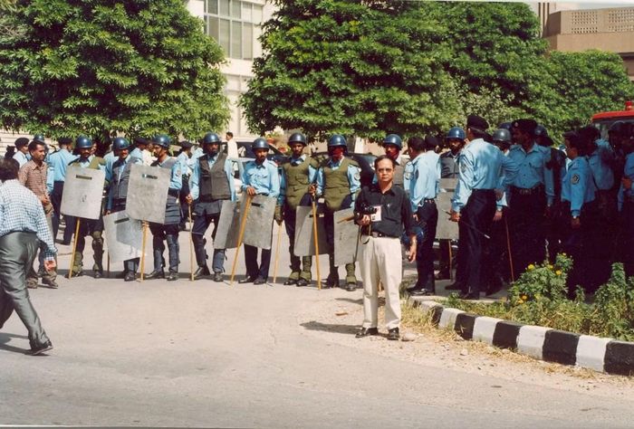 Nhà báo Nguyễn Như Phong trong chuyến đi vào “lò lửa” Trung Á năm 2001.