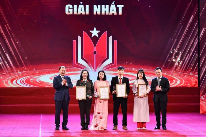  Nhà báo Thu Phương (hiện là Phó Trưởng ban phụ trách Ban Kinh tế - Pháp luật, Báo CAND) được trao Giải Nhất Giải Báo chí toàn quốc “Vì sự nghiệp giáo dục Việt Nam năm 2023”. 