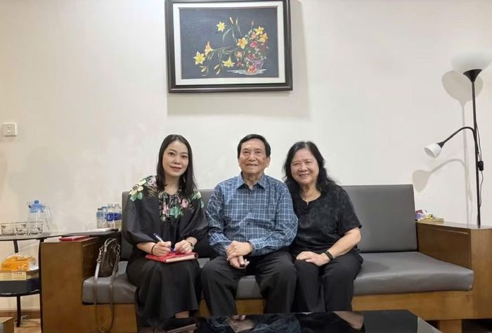  Nhà báo Thu Phương, tác giả bài báo (ngoài cùng bên trái) chụp ảnh kỷ niệm cùng vợ chồng thầy giáo Tôn Thân. 
