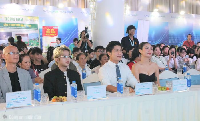 Nhạc sĩ Nguyễn Văn Chung cùng các khách mời trong Talkshare - Người trẻ và sáng tạo số tại Cà Mau.