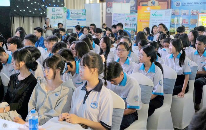 Giới trẻ Cà Mau hào hứng nghe nhạc sĩ Nguyễn Văn Chung kể chuyện làm nên những bản hit.