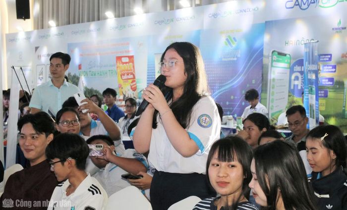 Học sinh Cà Mau đặt câu hỏi với nhạc sĩ Nguyễn Văn Chung.
