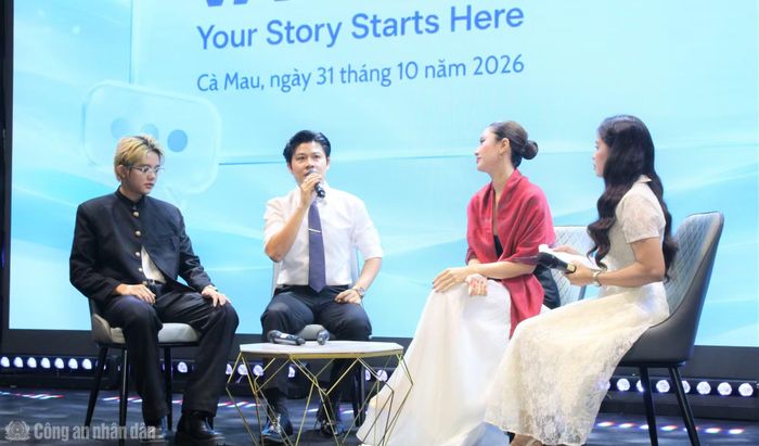 Nhạc sĩ Nguyễn Văn Chung cùng các khách mời trong giao lưu với các đại biểu.