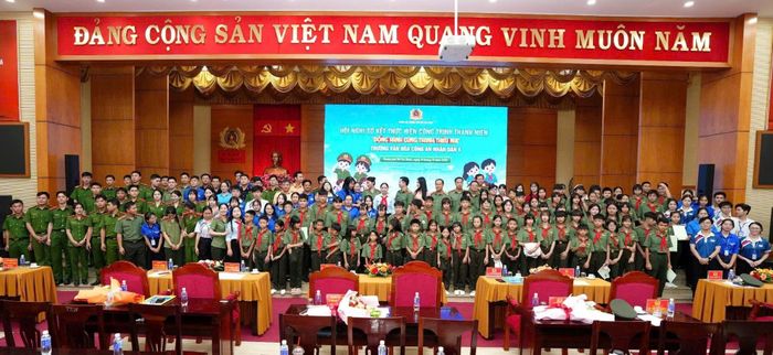 Các đại biểu và các em học sinh Trường Văn hóa CAND V chụp hình lưu niệm.