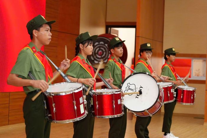 Nghi thức chào cờ đầu tiên theo Nghi thức Đội TNTP Hồ Chí Minh của Đội nghi lễ và Đội trống nghi thức của Trường Văn hóa CAND V.