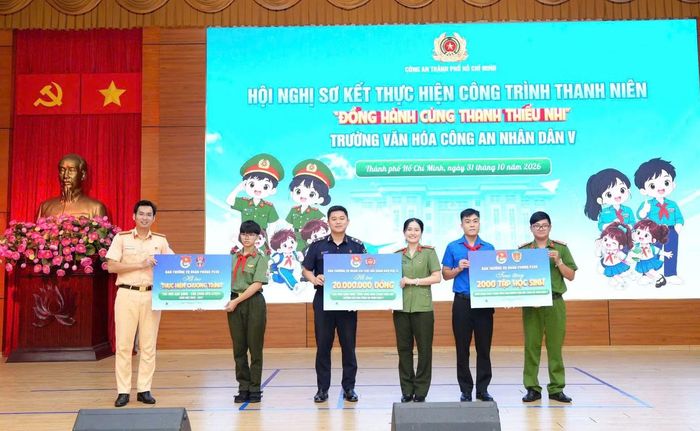 Các cấp, ngành và cơ sở Đoàn trao tặng các công trình an sinh cho nhà trường.