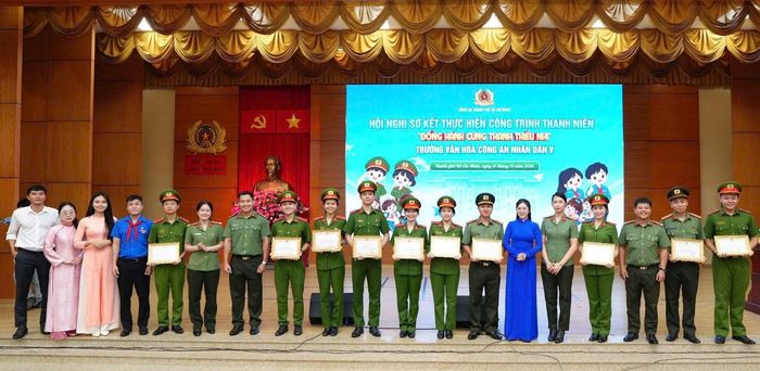 Ban Giám đốc Công an thành phố tặng Giấy khen cho các cá nhân có thành tích xuất sắc...