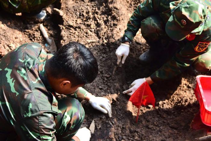 Cán bộ chiến sĩ cẩn trọng trong từng thao tác đào tìm hài cốt liệt sĩ.