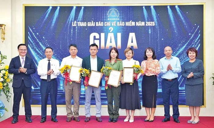  Tác giả Ngọc Anh, Ngọc Trâm, Ban Chuyên đề Báo CAND (thứ 5 và 6 từ trái qua) đoạt Giải A báo chí viết về bảo hiểm năm 2025. 