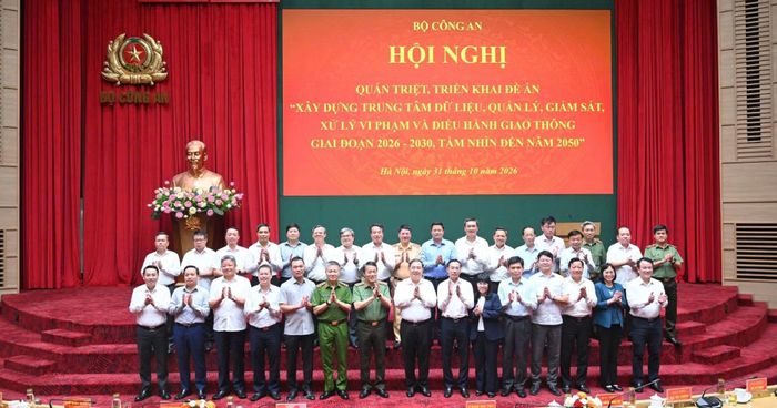 Phó Thủ tướng Thường trực Phạm Gia Túc, Bộ trưởng Lương Tam Quang cùng các đại biểu tham dự hội nghị.