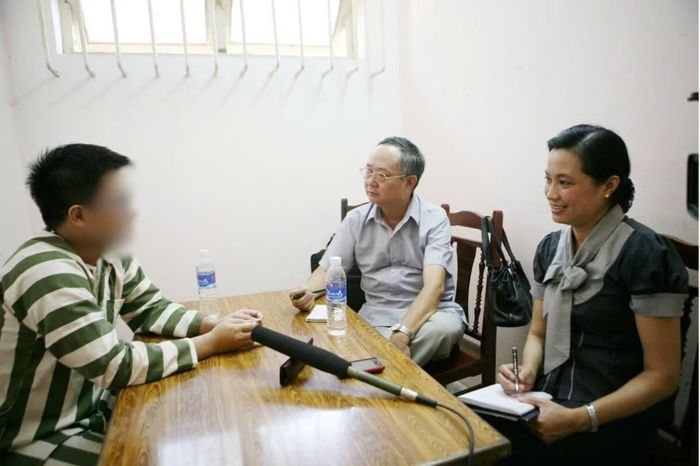  Nhà báo Đặng Huyền, nhà báo Như Phong gặp tử tù N.Đ.N tại Trại giam Hỏa Lò. 