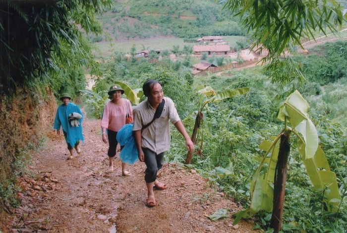  Nhà báo Đặng Huyền (ở giữa) cùng các đồng nghiệp trong một chuyến công tác vùng cao. 