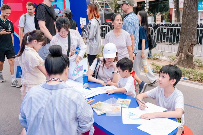 Đông đảo phụ huynh và các em học sinh tham gia trải nghiệm tại sự kiện.