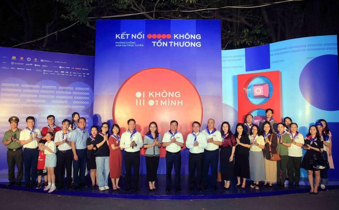 Trung tướng Lê Xuân Minh và các đại biểu tham dự buổi lễ.