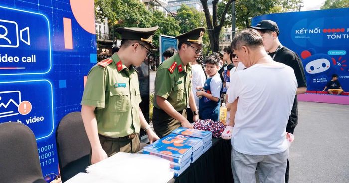 Cán bộ Công an hướng dẫn người dân tham gia các hoạt động.