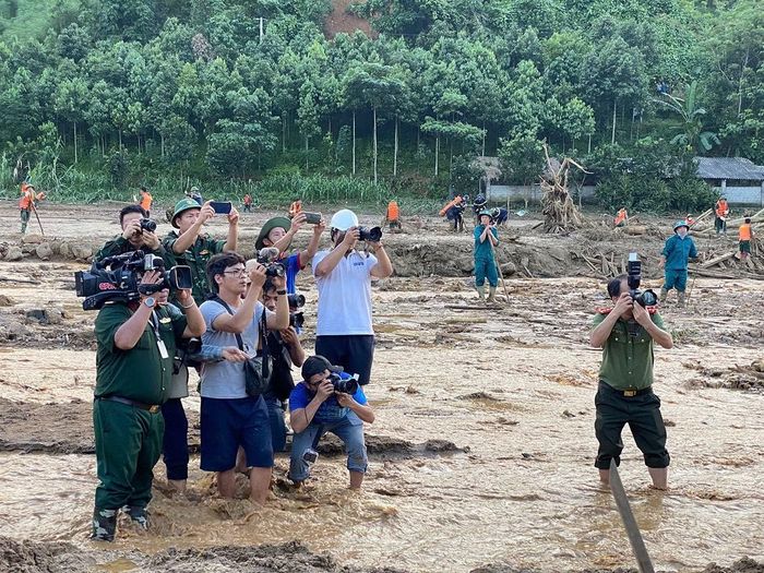 Tác giả (ngoài cùng bên phải) tác nghiệp sau trận lũ quét kinh hoàng tại Làng Nủ, Lào Cai, tháng 9/2024.