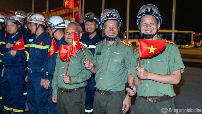 Hai phóng viên Khổng Hà và Lê Hoàng của Cục Truyền thông CAND (ngoài cùng, bên phải) tham gia đội cứu nạn, cứu hộ Bộ Công an Việt Nam làm nhiệm vụ quốc tế tại Venezuela, tháng 7/2026.