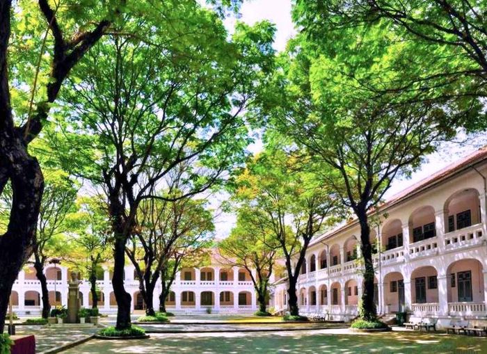Trường Trung học phổ thông THPT chuyên Lê Hồng Phong, Thành phố Hồ Chí Minh.