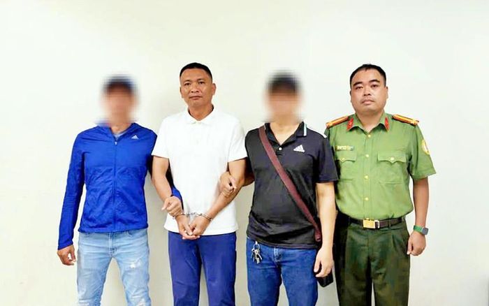 Huỳnh Xuân Vấn từ Thái Lan về Việt Nam bằng đường hàng không và ra đầu thú tại Cảng hàng không quốc tế Tân Sơn Nhất.