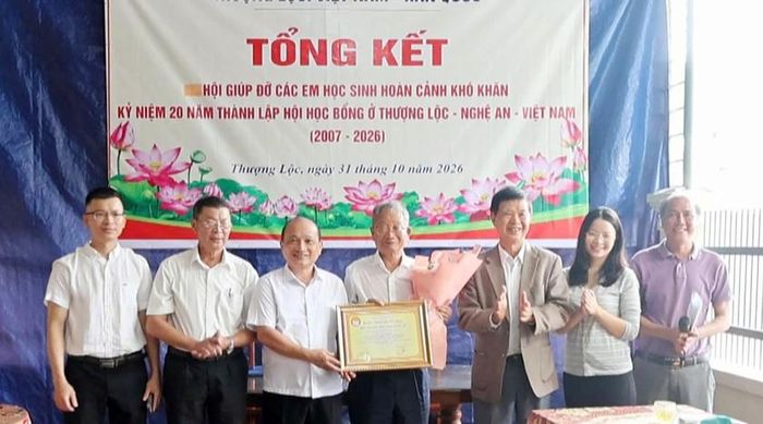 Ông Nguyễn Thanh Hiền - Chủ tịch Hội Khuyến học Nghệ An đã trao Bảng Vàng khuyến học cho ông Jung Dong Hoa. Ảnh: Trần Hoa