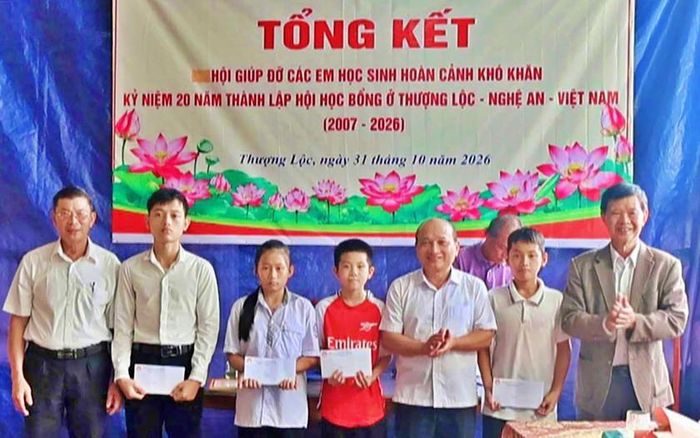 Học sinh ở Thượng Lộc (Nghệ An) nhận học bổng khuyến học tại chương trình. Ảnh: Trần Hoa