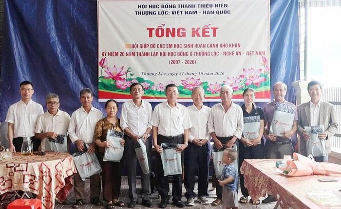 Những người làm công tác khuyến học đón nhận tình cảm từ ông Jung Dong Hoa. Ảnh: Trần Hoa