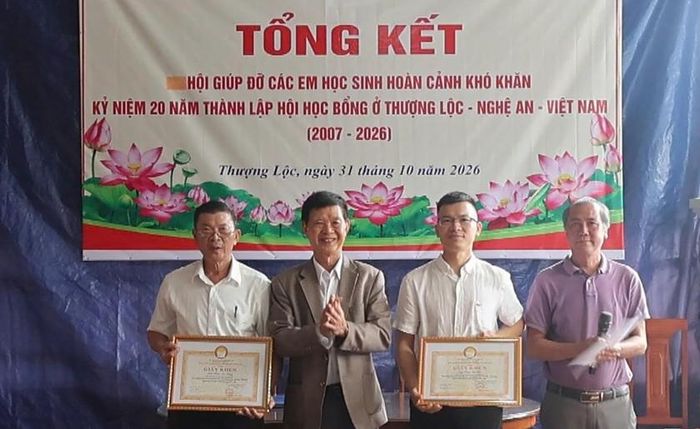 Ông Nguyễn Xuân Giao - Chủ tịch Hội Khuyến học xã Nghi Lộc trao giấy khen cho ông Phạm Văn Hoè và ông Phạm Văn Thắng là những cá nhân có nhiều đóng góp trong kết nối, vận động và duy trì chương trình. Ảnh: Trần Hoa
