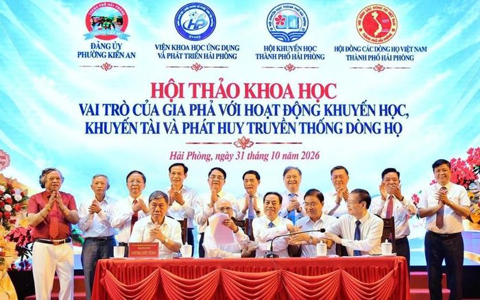 Lễ ký kết thỏa thuận hợp tác xây dựng gia phả giữa các đơn vị .Ảnh: CTTĐT Hải Phòng