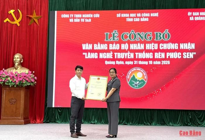 Lãnh đạo Sở Khoa học và Công nghệ trao văn bằng bảo hộ nhãn hiệu chứng nhận "Làng nghề truyền thống rèn Phúc Sen" dùng cho sản phẩm rèn Phúc Sen.