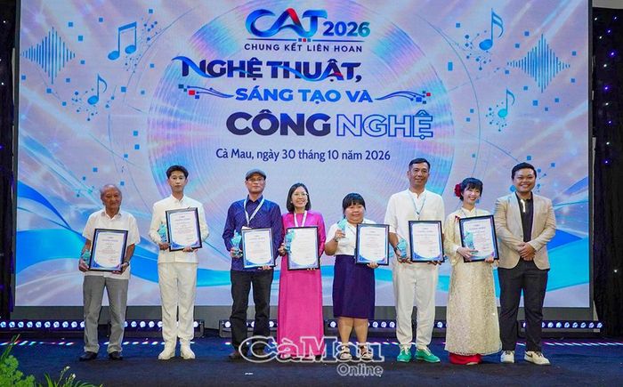 Ban tổ chức trao chứng nhận cho các đội thi tham gia vòng chung kết Liên hoan nghệ thuật sáng tạo và công nghệ CAT 2026.