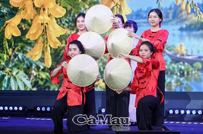 Đội thi số 9 đến từ Công ty TNHH MTV Cho thuê tài chính Ngân hàng TMCP Ngoại thương Việt Nam - Chi nhánh Thành phố Hồ Chí Minh trình diễn ca khúc "Cà Mau thương mến"