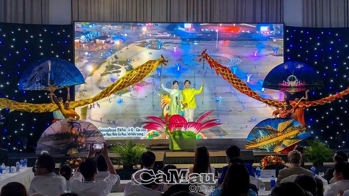 Đội thi số 8, Trường Cao đẳng Cà Mau, trình diễn ca khúc "Tay trong tay - Cà Mau đoàn kết" tại vòng chung kết.