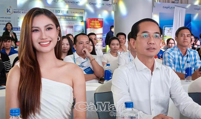 Đồng chí Hồ Thanh Thuỷ, Phó Bí thư Tỉnh uỷ, Chủ tịch Uỷ ban MTTQ Việt Nam tỉnh Cà Mau, cùng Hoa hậu Nguyễn Hoàng Phương Linh dự chương trình.